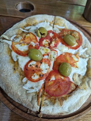 Vegan pizza napolitana at Coconaranja in Buenos Aires