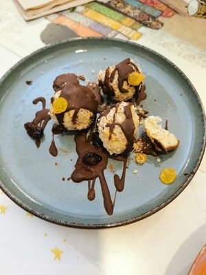 Bolitas de almendras de Artenara (local) con coco y chocolate blanco at Biocreperia RiscoCaido in Gran Canaria