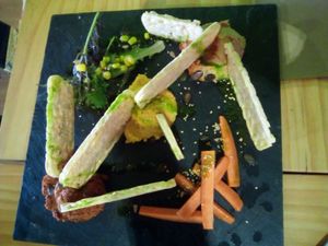 Hummus/Pates Veganos con Pan Sin Gluten que eran tortitas de arroz :S at Ecobar in Alcobendas