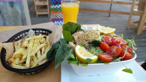 Jugo de maracuyá y papas rústicas. #Veganuary at Vegan Place in Vina Del Mar