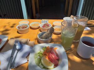 Pan, ensalada, postre, pebre e infusión. (El juego es aparte).  #Veganuary at Vegan Place in Vina Del Mar