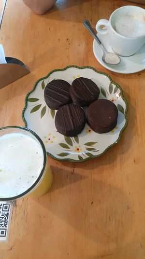 Ayer comí alfajorcitos y un jugo porque tenía ganas de algo dulce, todo muy rico. at Vegan Place in Vina Del Mar