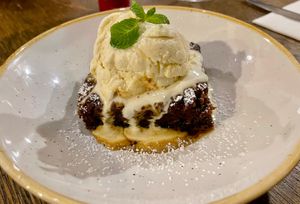 Ginger & Black treacle pudding with toffee sauce en vegan ice-cream £ 8.5 at The Ceilidh Place in Ullapool