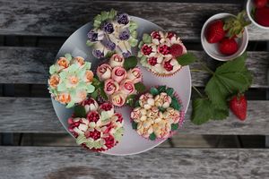 Flower icing at Nebeské dortíčky in Brno