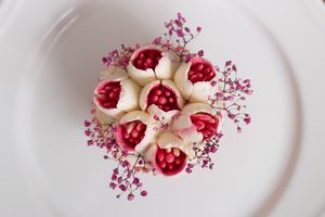 Flower icing at Nebeské dortíčky in Brno