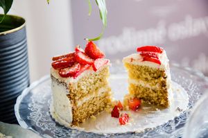Coconut and strawberry at Nebeské dortíčky in Brno