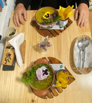 Eu pedi: Sopa de quinua - PERFEITA, bem servida e gostosa (acompanha banana chip super crocantes e gostosas) at Vida Vegan Bistro in Cusco