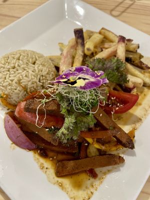 „Lomo saltado“ made of seitan  at Vida Vegan Bistro in Cusco