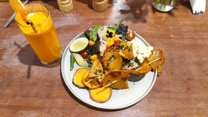Anticuchos de seitán y zumo (jugo) at Vida Vegan Bistro in Cusco