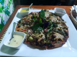 Pizza de vegetais. 19ago2018 at Vida Vegan Bistro in Cusco