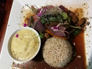 Salteado criollo de carne vegetal, con arroz y puré de papa at Vida Vegan Bistro in Cusco