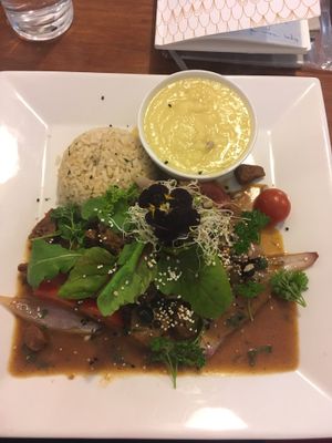 Soy meat with veggies, potato mash and rice 🤗 at Vida Vegan Bistro in Cusco