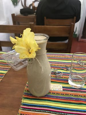 Plátano, maca y leche de soya. Flores naturales complementan la producción  at Vida Vegan Bistro in Cusco