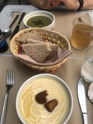 crema fría de nectarina y crema de kale y yuca  at Beganbai in Vitoria Gasteiz