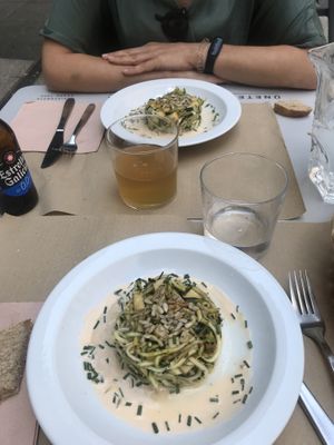 ensalada de espaguetis de calabacín, manzana, alga nori y una salsita deliciosa  at Beganbai in Vitoria Gasteiz