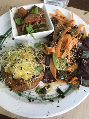 Tofu agridulce y hamburguesa de cereales at Beganbai in Vitoria Gasteiz
