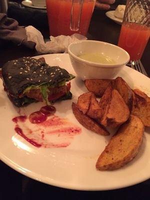 Seitan miniburger and wedges at Ugol in Moscow