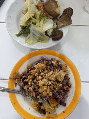 Great location, particularly and exclusive flavours, really cheap and you can get one more plate all of that you want.  at Ranahat Je Vegan Restaurant in Ayutthaya