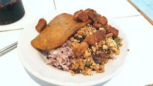 Rice, tofu and soy protein at Ranahat Je Vegan Restaurant in Ayutthaya