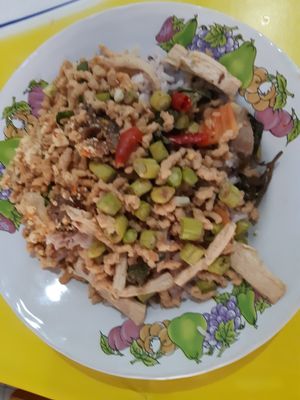 groente, rijst, vleesvervanger at Ranahat Je Vegan Restaurant in Ayutthaya