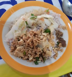 Groente, rijst, noodles en vleesvervanger at Ranahat Je Vegan Restaurant in Ayutthaya