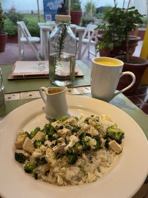 Indian curry “pour over” style 😋  at Machima in Ajijic