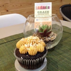 vegan chocolate peanut butter cupcake / cupcake chocolat au 'creme' cacahuetée (100% vegan!) at Graze in Antibes