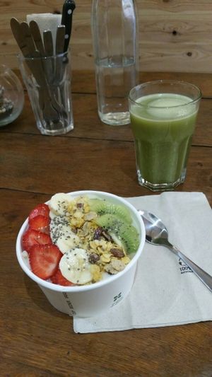 Smoothie Bowl et Matcha latte at Graze in Antibes
