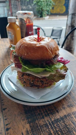Hambúrguer de quinoa at Urbe Cafe Bar in Sao Paulo