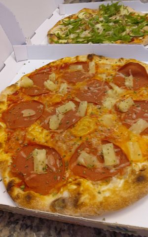 Pizza hawaiana deliciosa at Sa Cova in Mallorca