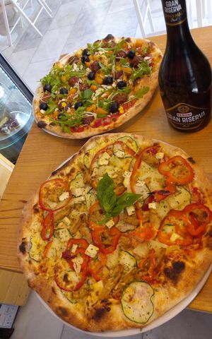 Pizza Veggy Funky y puzza con meatball increíbles at Sa Cova in Mallorca