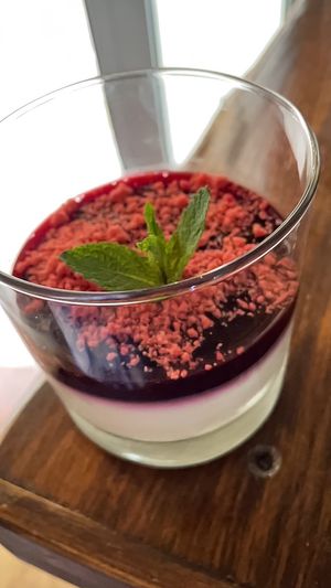 Panna cotta con mouse de FRAMBUESAS frescas at Sa Cova in Mallorca