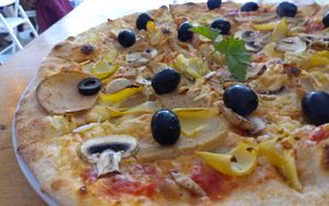 Vegan pizza 4 STAGGIONI 😋 #veganfood #veganham #veganchees #delicious at Sa Cova in Mallorca