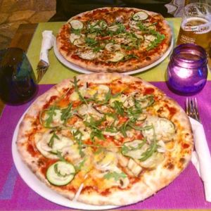 yummy vegan pizza with ruccola at Sa Cova in Mallorca