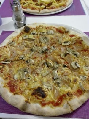 Prosciutto and cheese pizza at Sa Cova in Mallorca