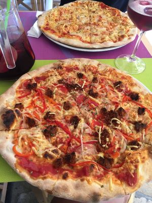 Diavola & Margarita with onion at Sa Cova in Mallorca