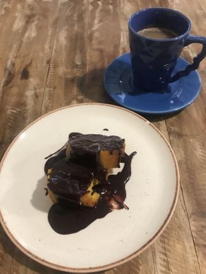 Sobremesa: bolo de cenoura com calda de chocolate e cappuccino vegan  at Raposa Vegana in Cuiaba