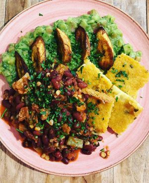 Chilli de feijão com legumes, tortilha de milho, guacamole e bananas assadas.  at Raposa Vegana in Cuiaba