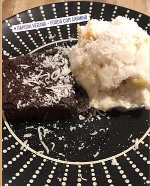 Brownie com sorvete at Raposa Vegana in Cuiaba