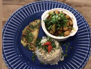 Curry de grão de bico, arroz com leite de coco e abacaxi assado  at Raposa Vegana in Cuiaba