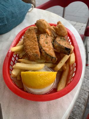 Vegan ‘fish’ basket. Bland but edible. Chips were 👎🏽 at The Fish Shack in Canberra