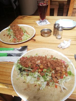 Pita con lenticchie, Seitan, quinoa e tanto altro. Buonissima at Lupito Cocina Vegana in La Paz