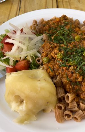 Um prato típico boliviano na versão vegana. Uma salada de cebola, tomate, alface e repolho com um macarrão à bolonhesa de soja. Incrível de sabor!  at Lupito Cocina Vegana in La Paz