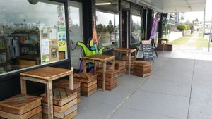 outside seating at Charlie's Raw Squeeze - Clontarf in Moreton Bay Region