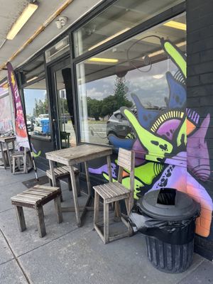 Outdoor seating   at Charlie's Raw Squeeze - Clontarf in Moreton Bay Region