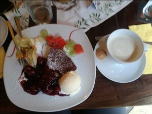 Lauwarmes Schokoladenküchlein anrichtet mit Gewürzkirschen und Sojaeis at Casa Vita in Wernigerode