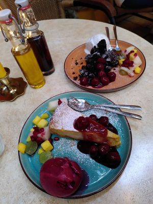 Vegan desserts: chocolate crumble and cheese cake at Casa Vita in Wernigerode