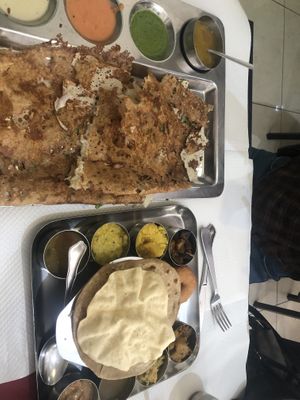 Dosa w/ onions and patatoes (left) and the first vegan “menu” on the menu  at Saravanaa Bhavan in Paris
