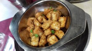 Podi Idly, petits gâteaux de riz et lentilles épicées (salé) at Saravanaa Bhavan in Paris