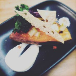 boniato con alioli vegana, chips de kale y papadum  at Quinoa Arago Vegetaria in Barcelona